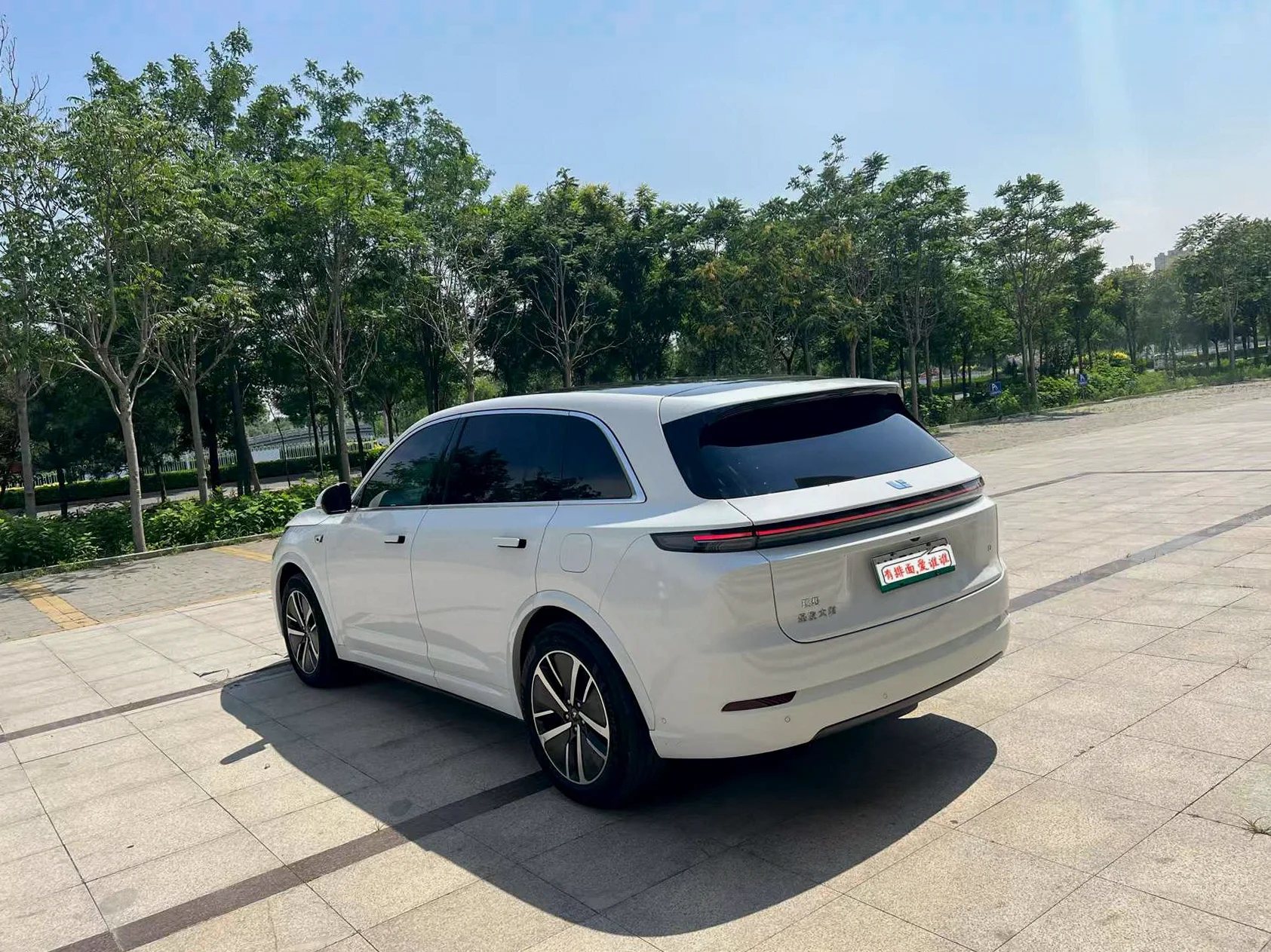 理想L7 后面外观一