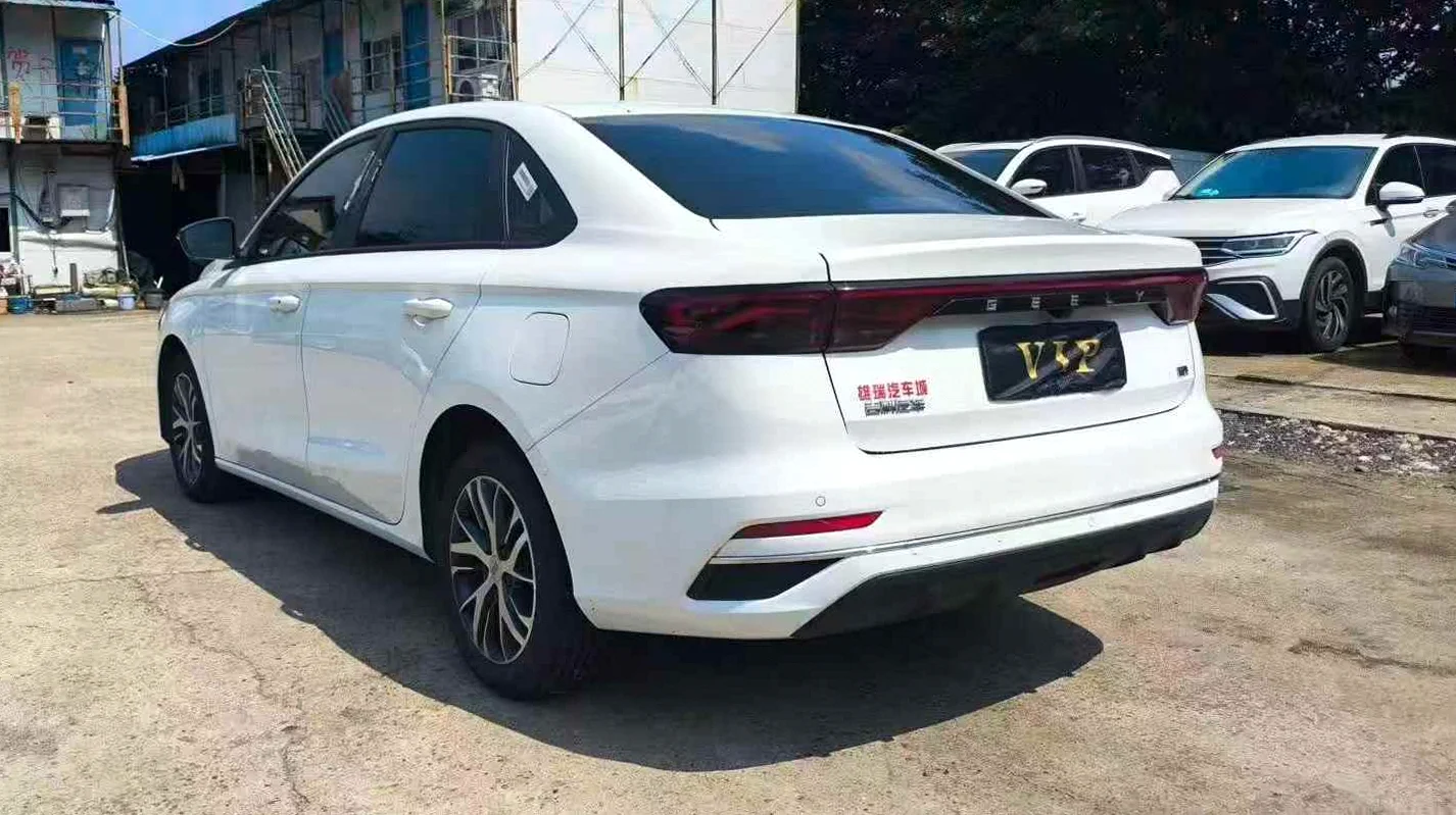 吉利帝豪 内饰前排