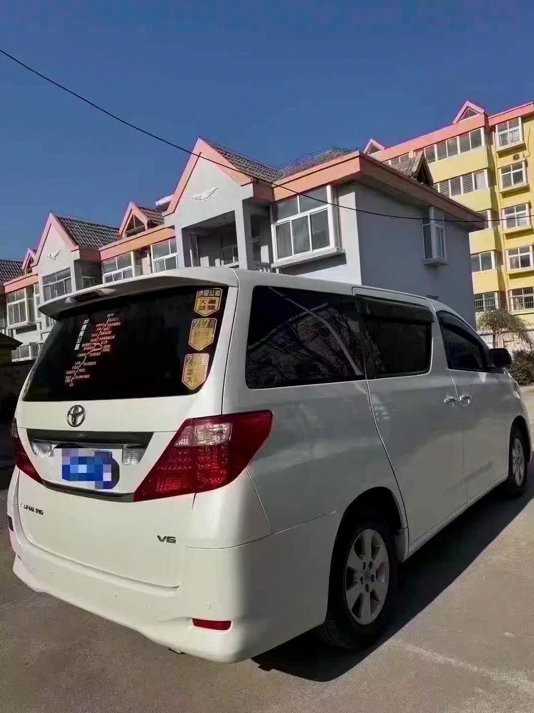 丰田埃尔法 后面外观二