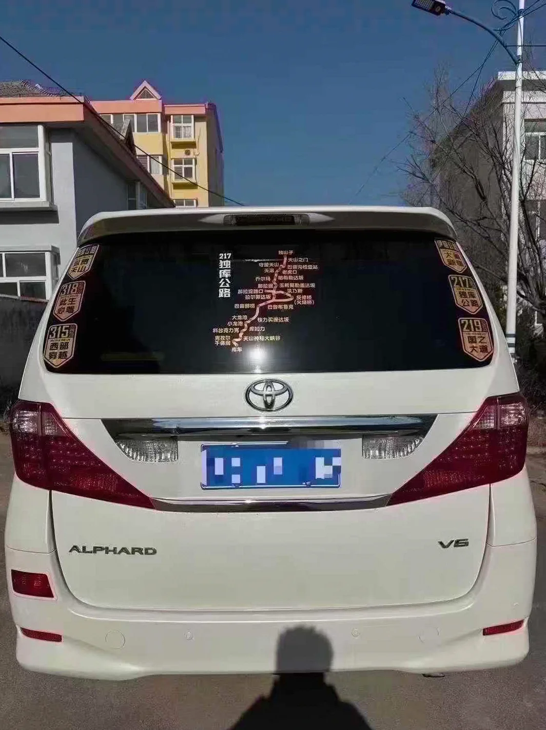 丰田埃尔法 后面外观三