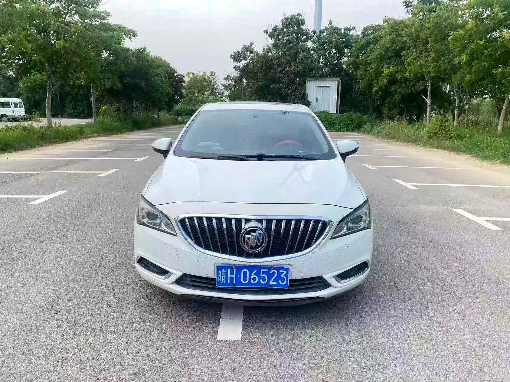 别克威朗 正面外观二