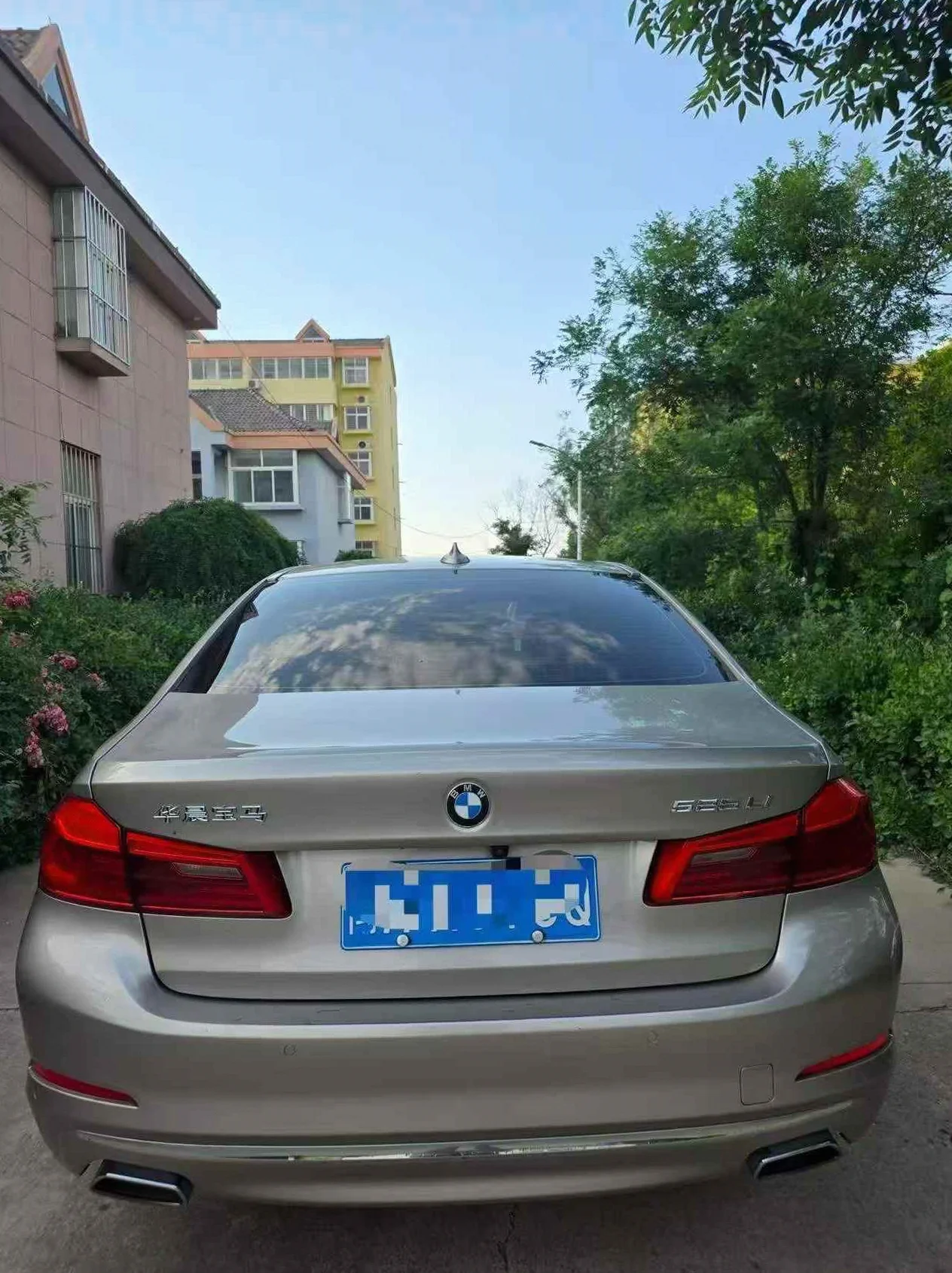 宝马5系 后面外观一