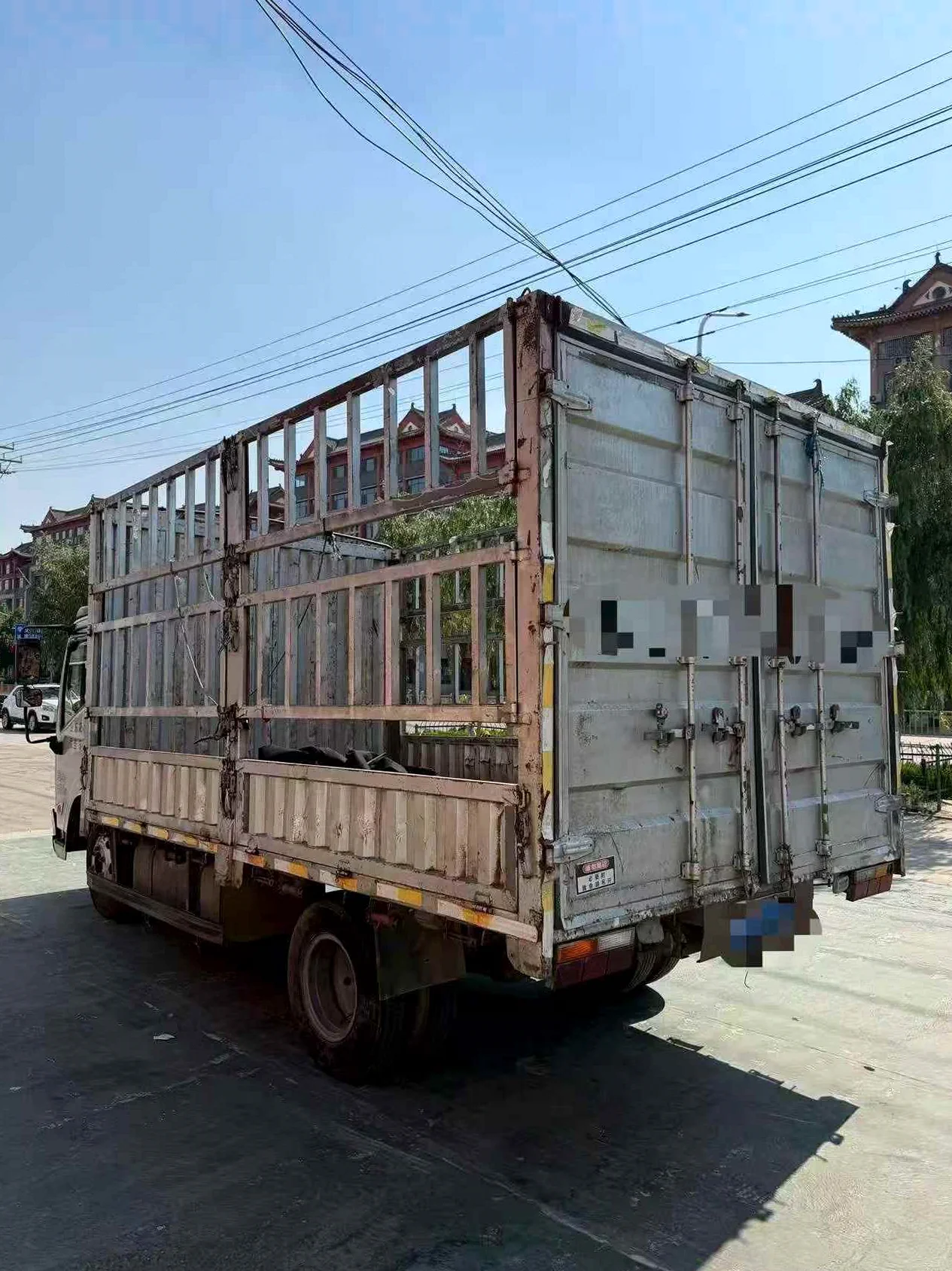 陕汽德龙 后面外观三