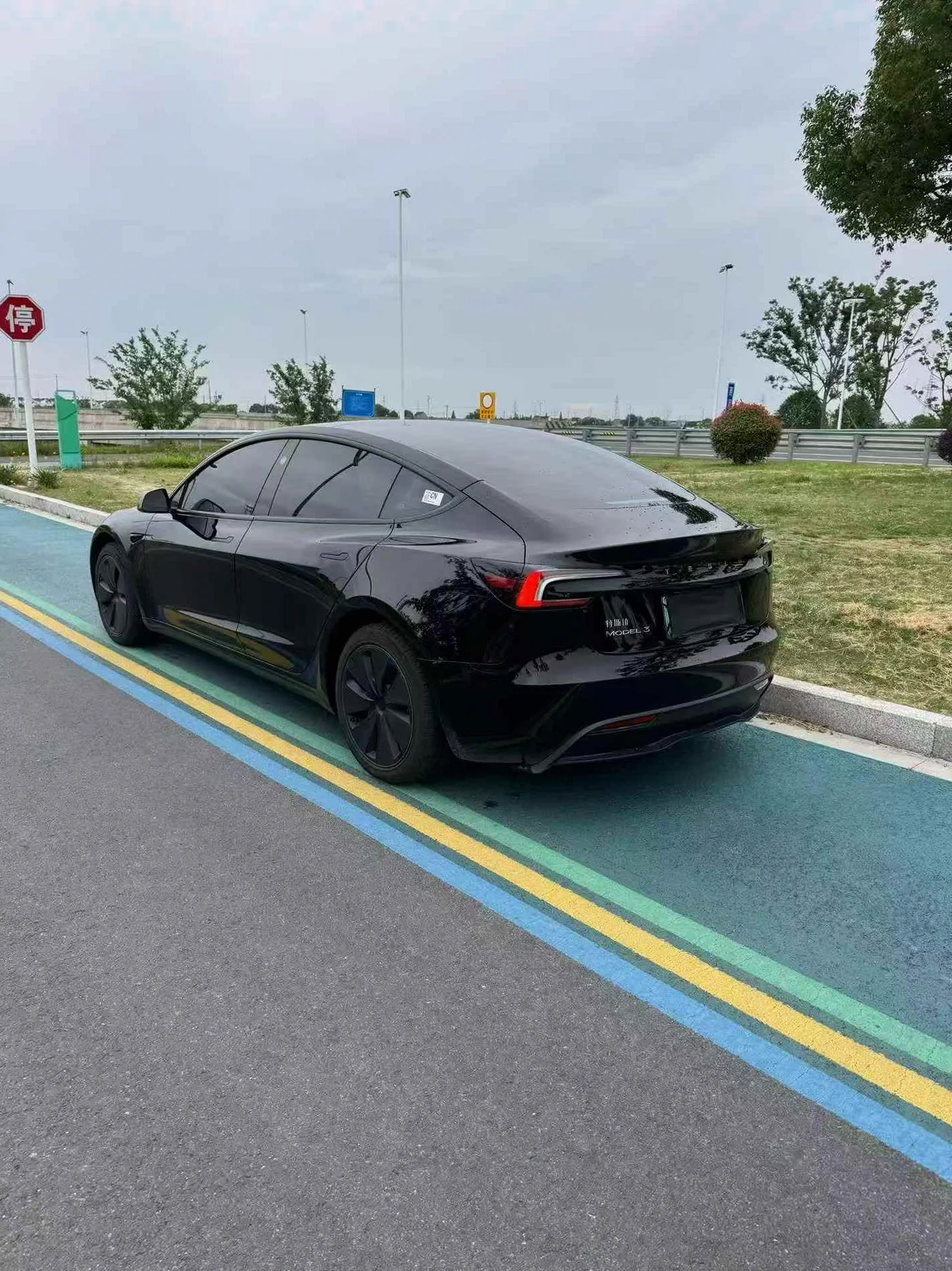 特斯拉MODEL 正面外观三