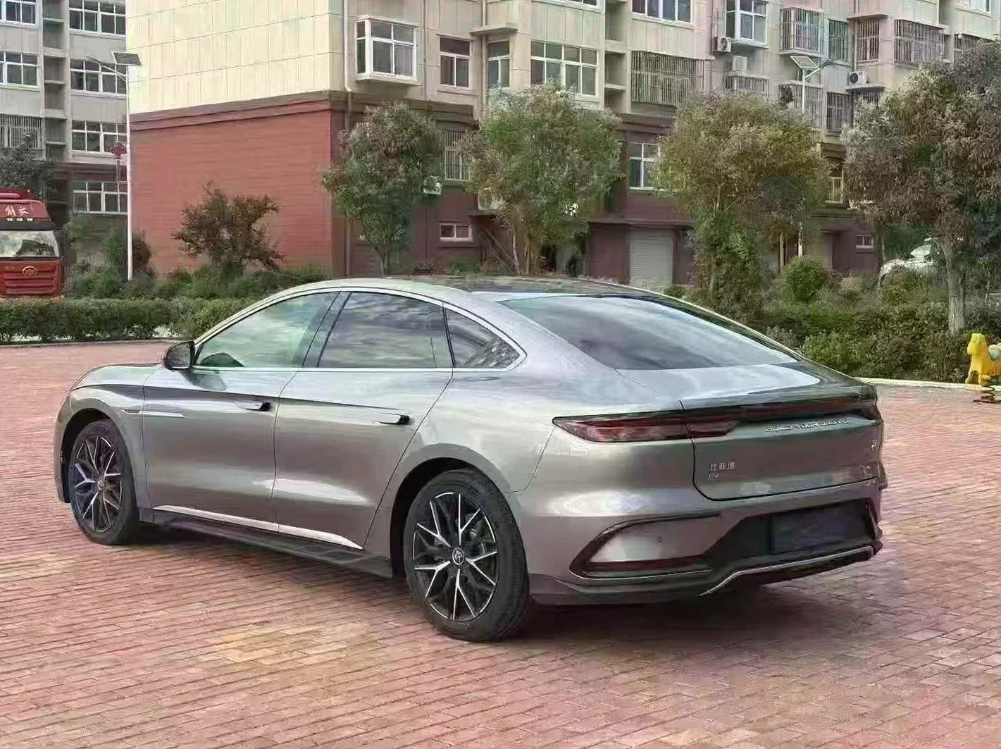 比亚迪汉 后面外观一