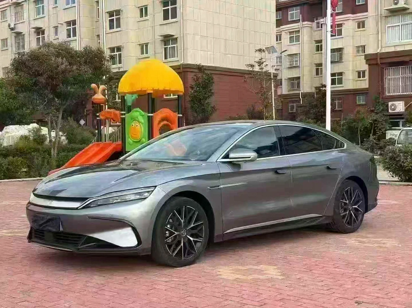比亚迪汉 正面外观三