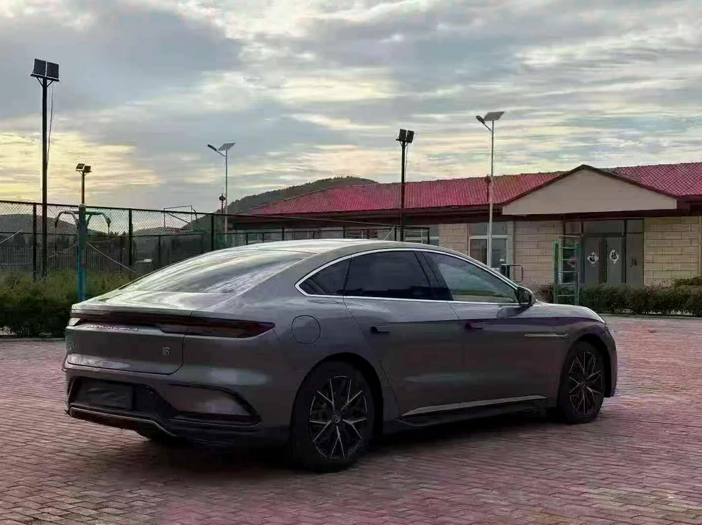 比亚迪汉 后面外观三