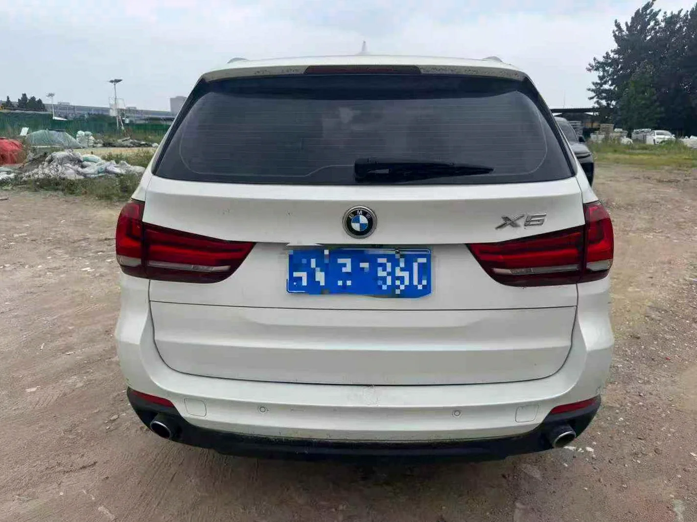 宝马X5 后面外观一