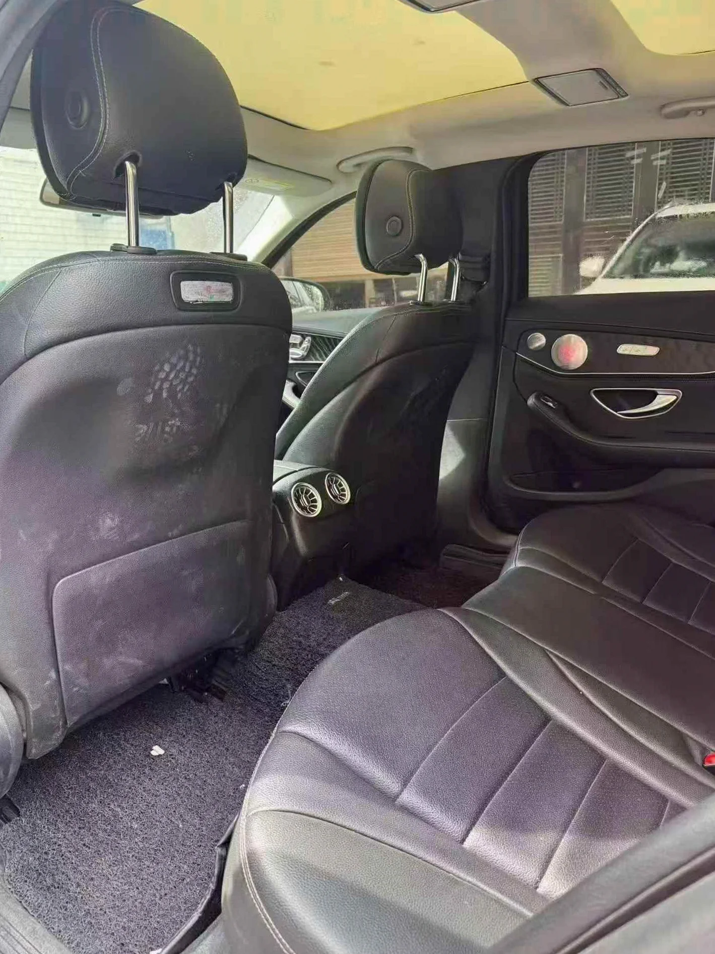 奔驰C 后面外观三