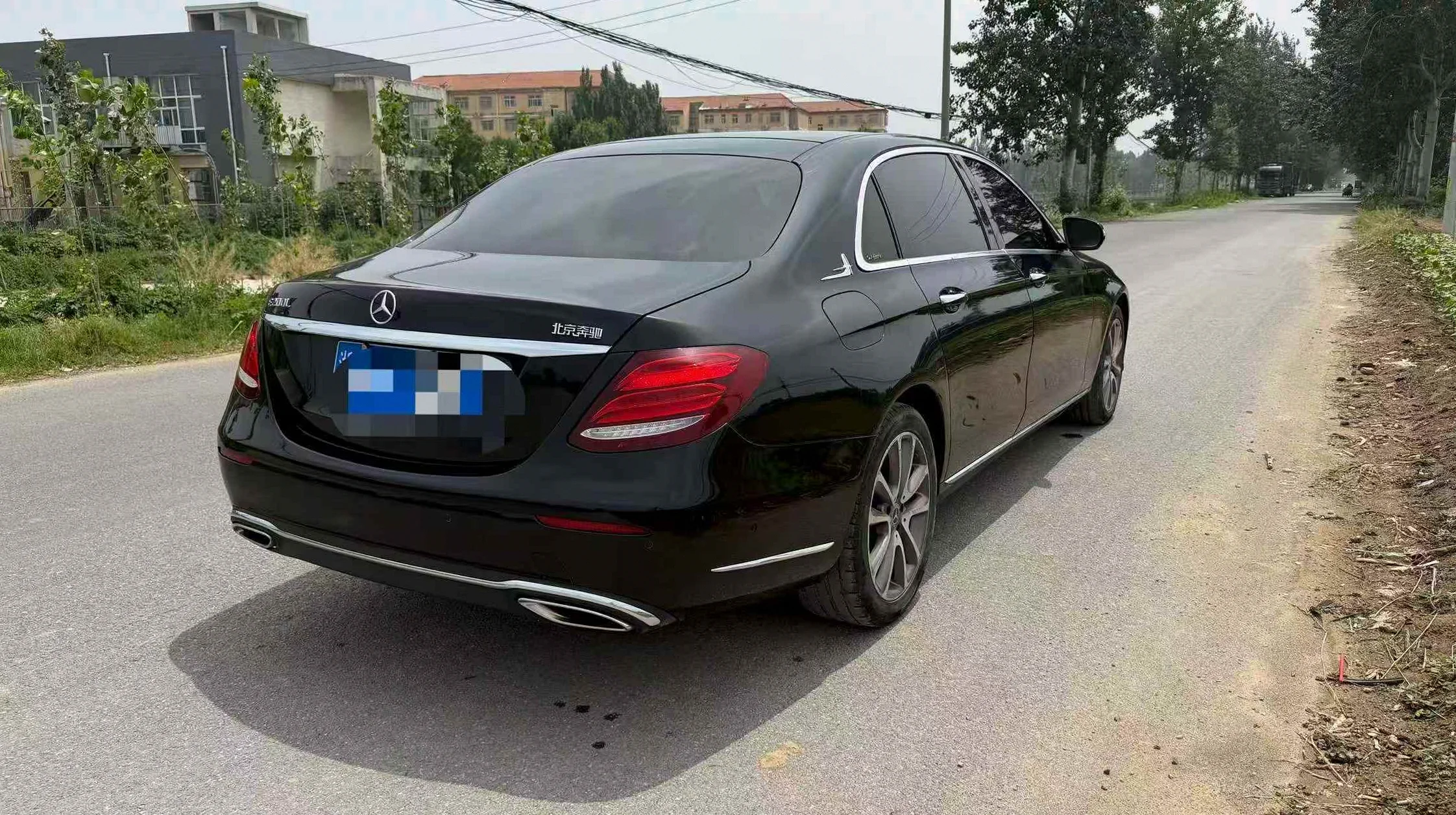 奔驰E 后面外观三