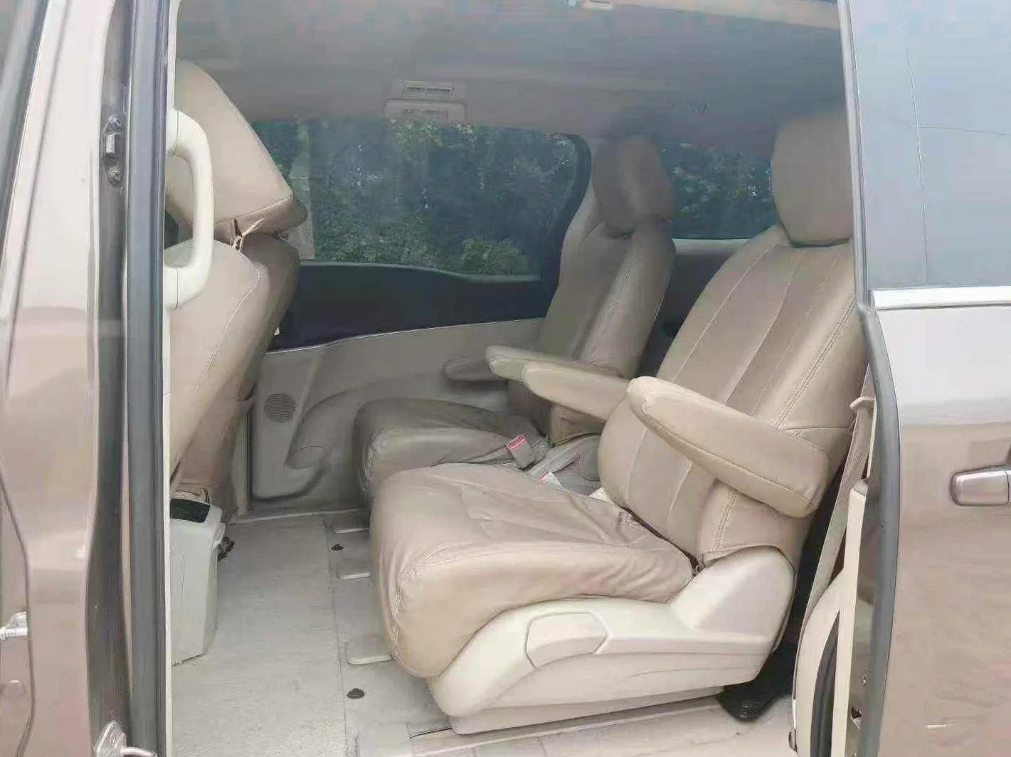 别克GL8 后面外观三