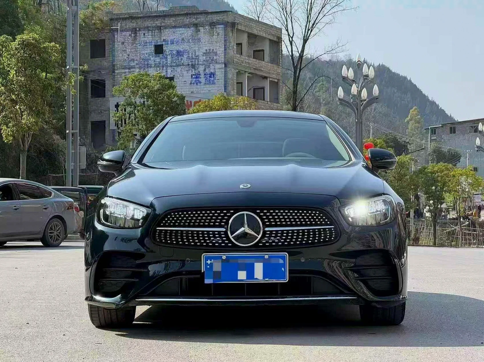 奔驰E 正面外观二