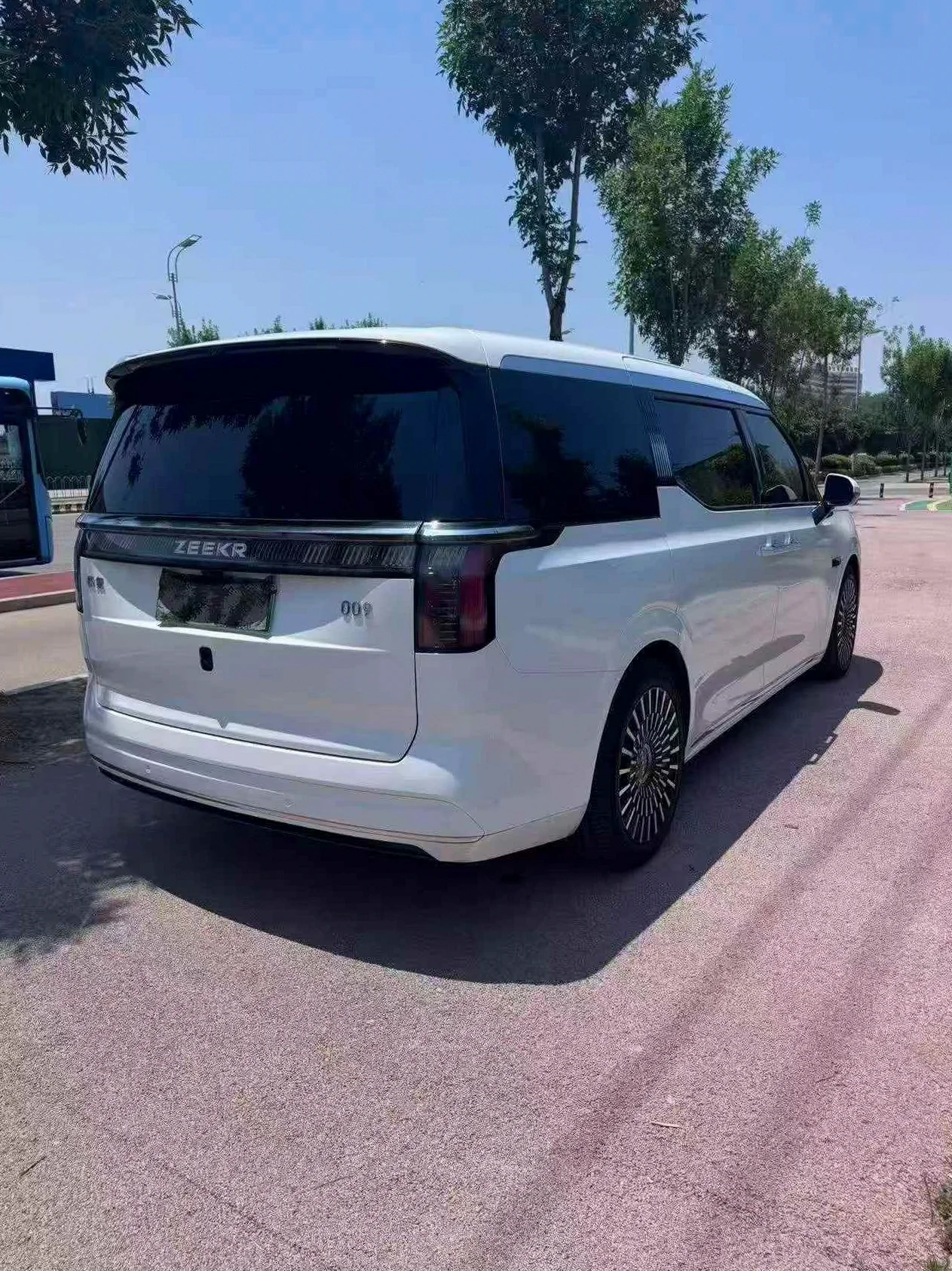 极氪汽车009 后面外观一