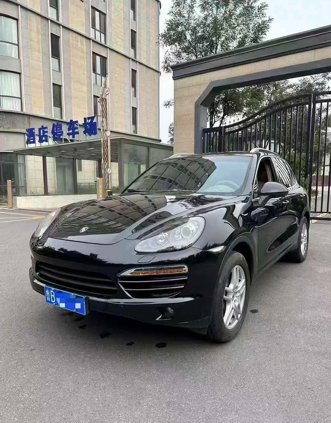 保时捷卡宴 正面外观三