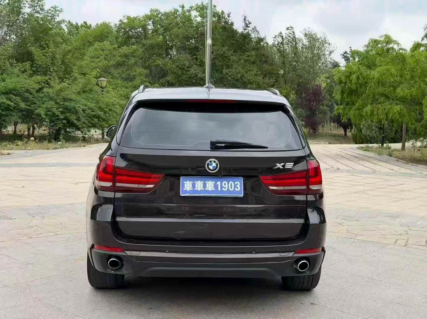 宝马X5 后面外观一