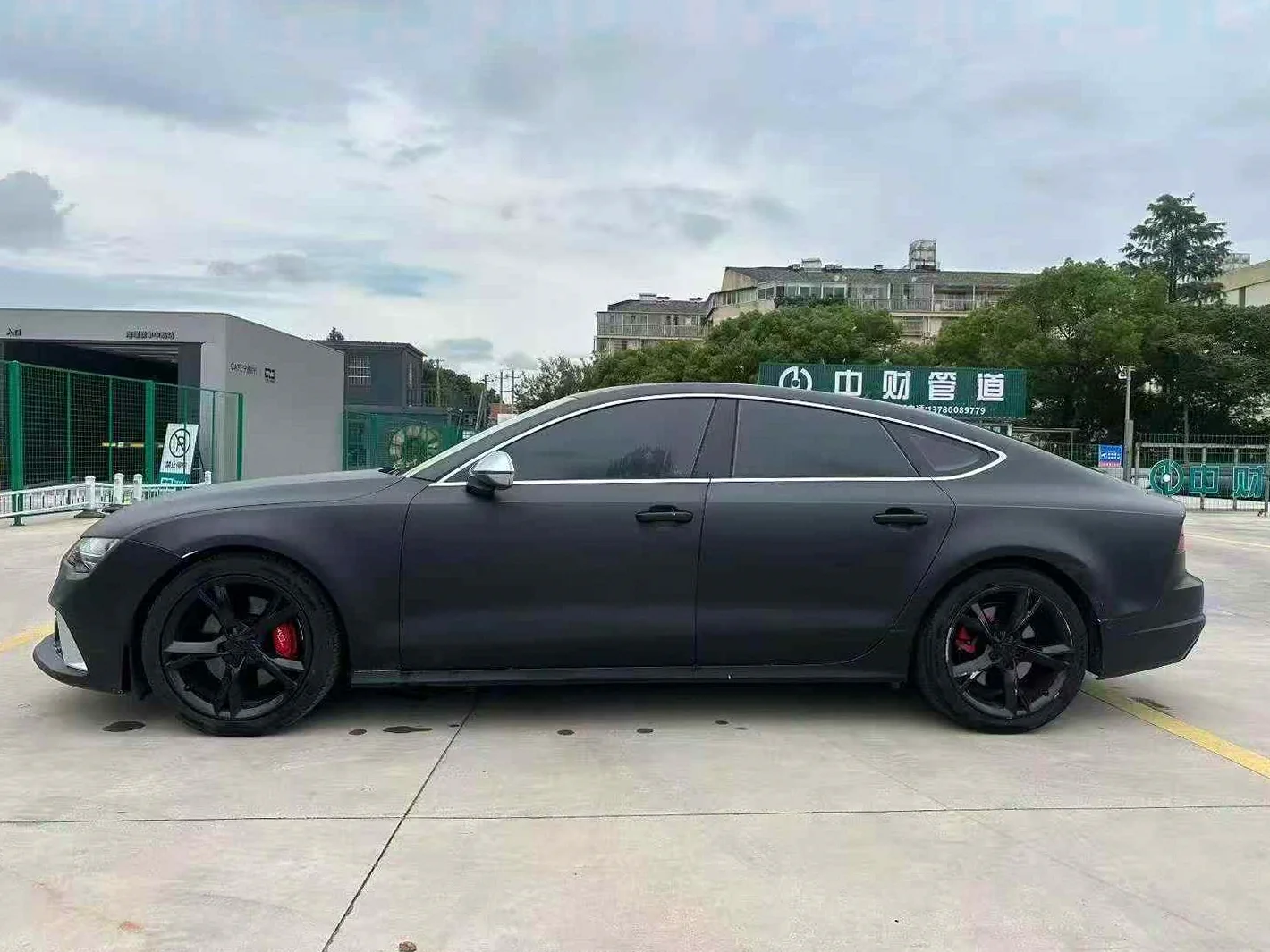奥迪A7L 后面外观一