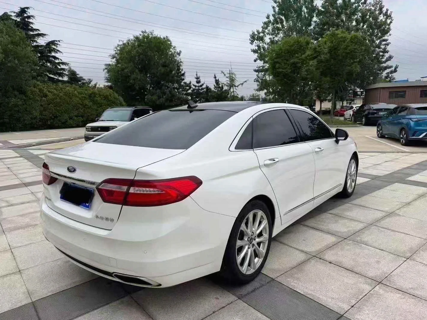 福特蒙迪欧 后面外观一