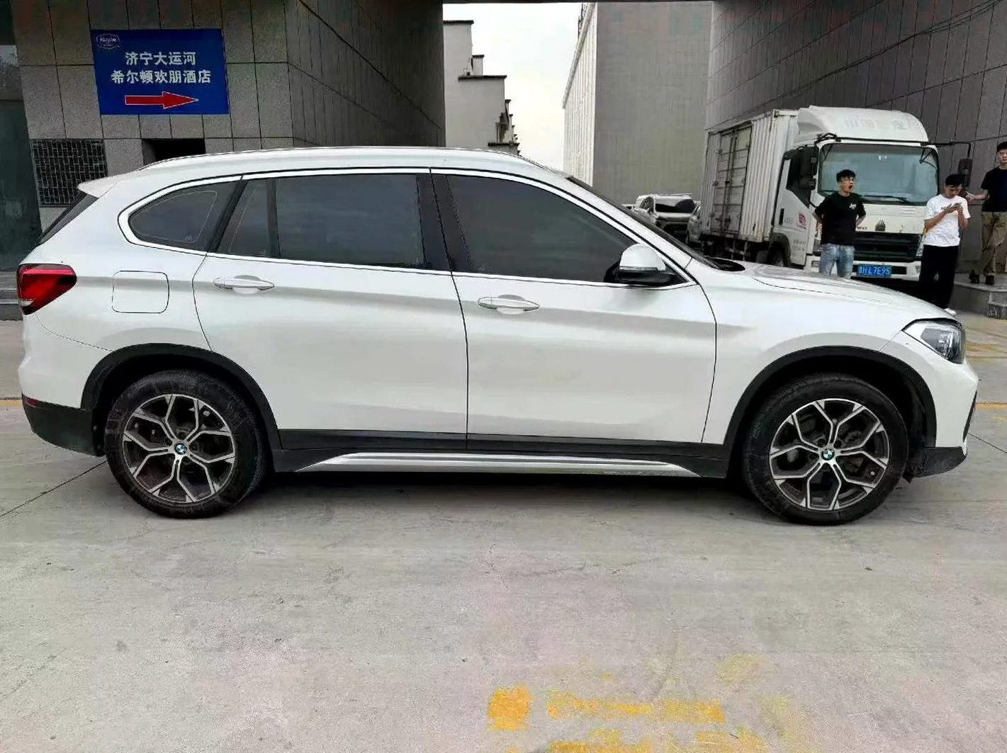 宝马X1 后面外观一