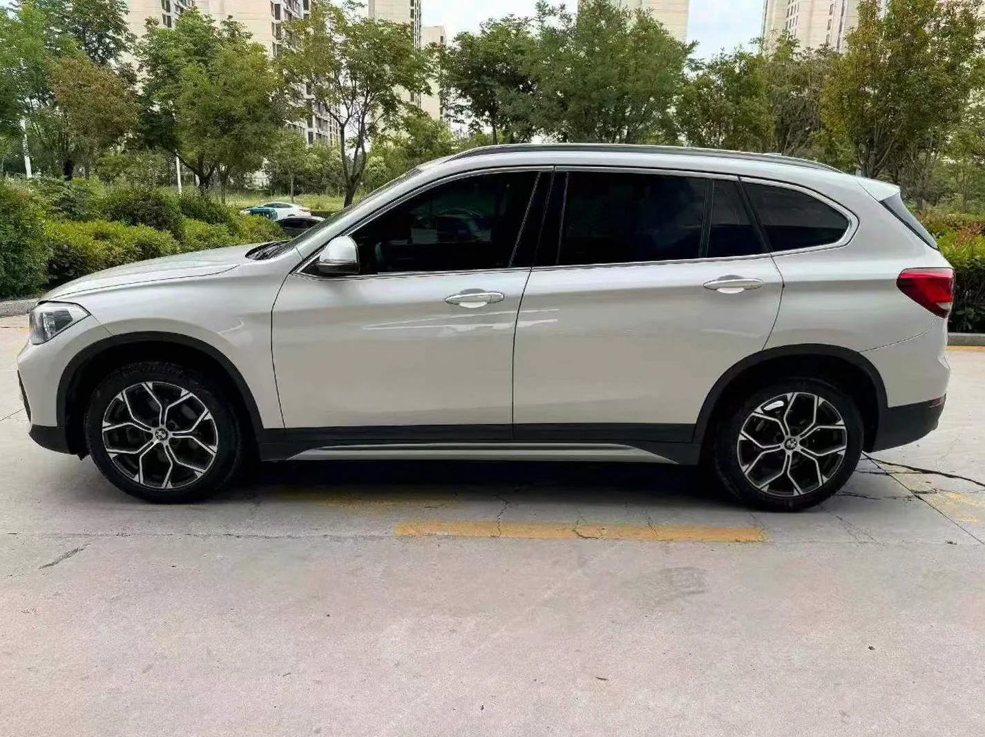 宝马X1 后面外观三