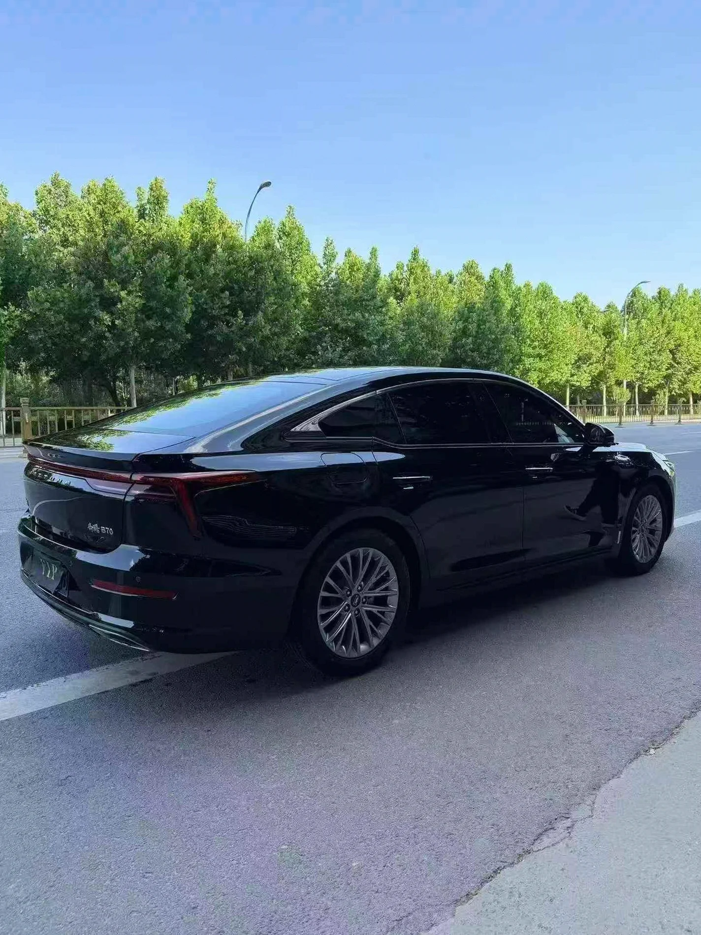 奔腾B70 后面外观一