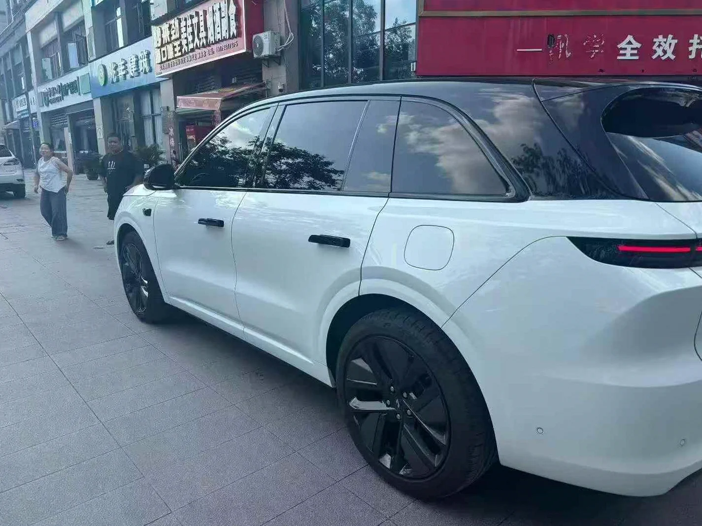 理想L6 后面外观一