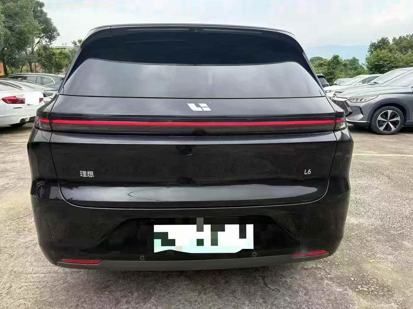 理想L6 后面外观一