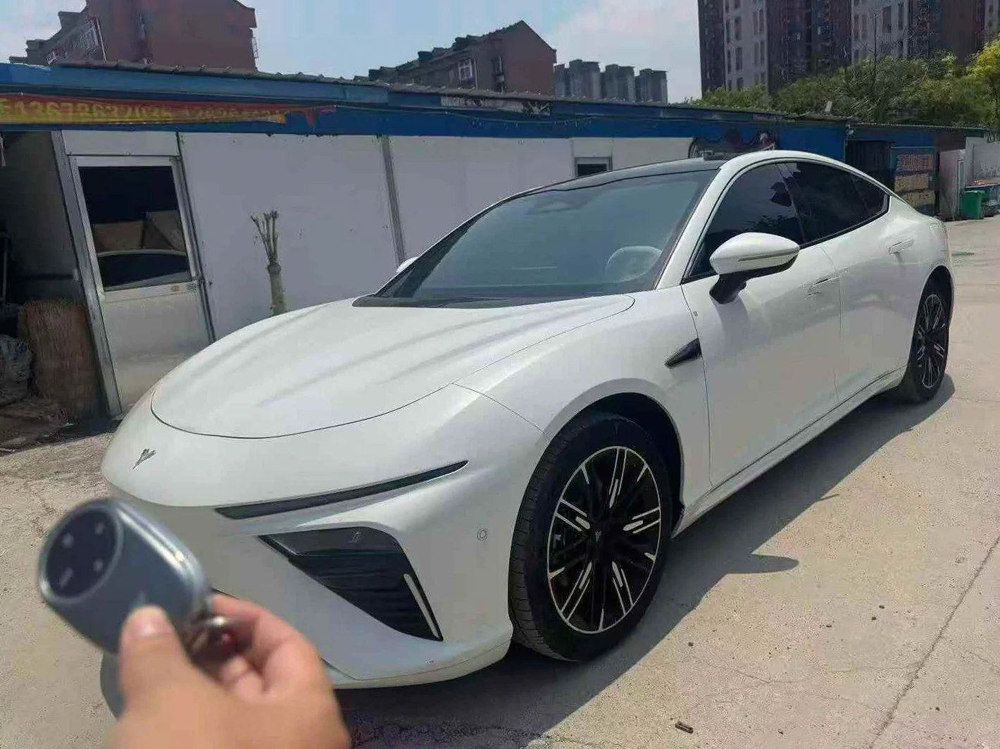 哪吒S 正面外观二
