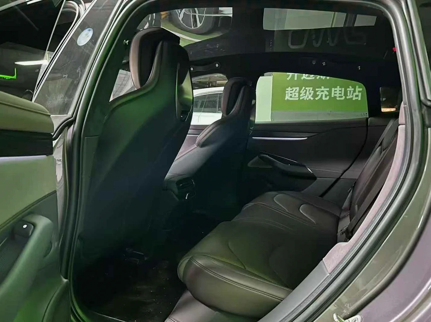小米SU7 后面外观三