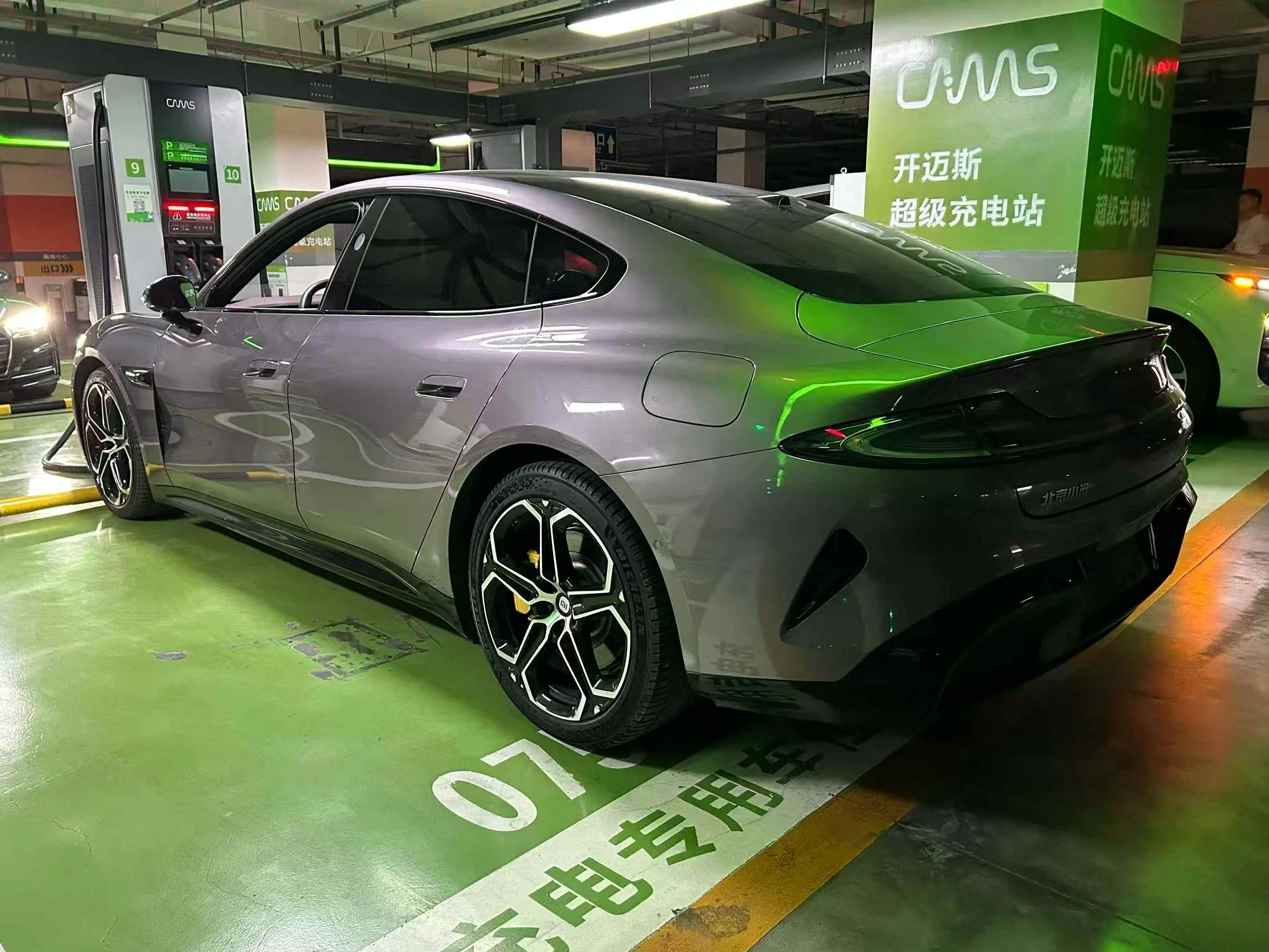 小米SU7 后面外观一