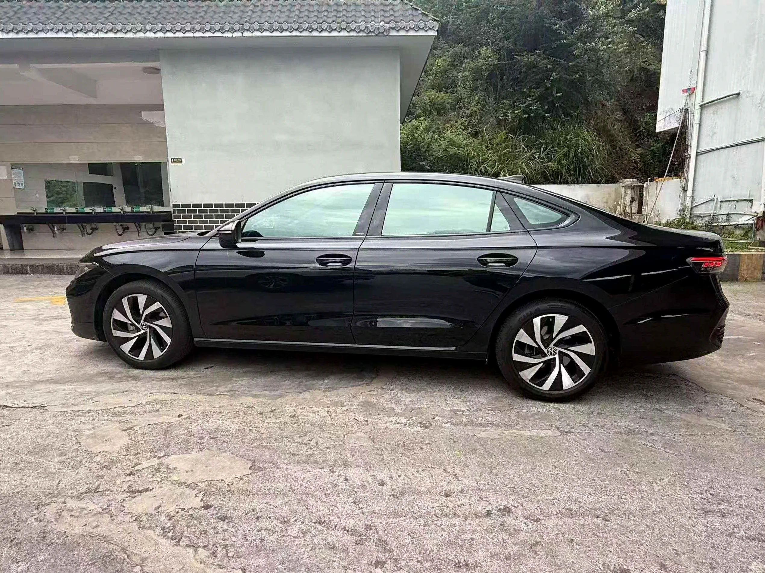 大众帕萨特 后面外观一