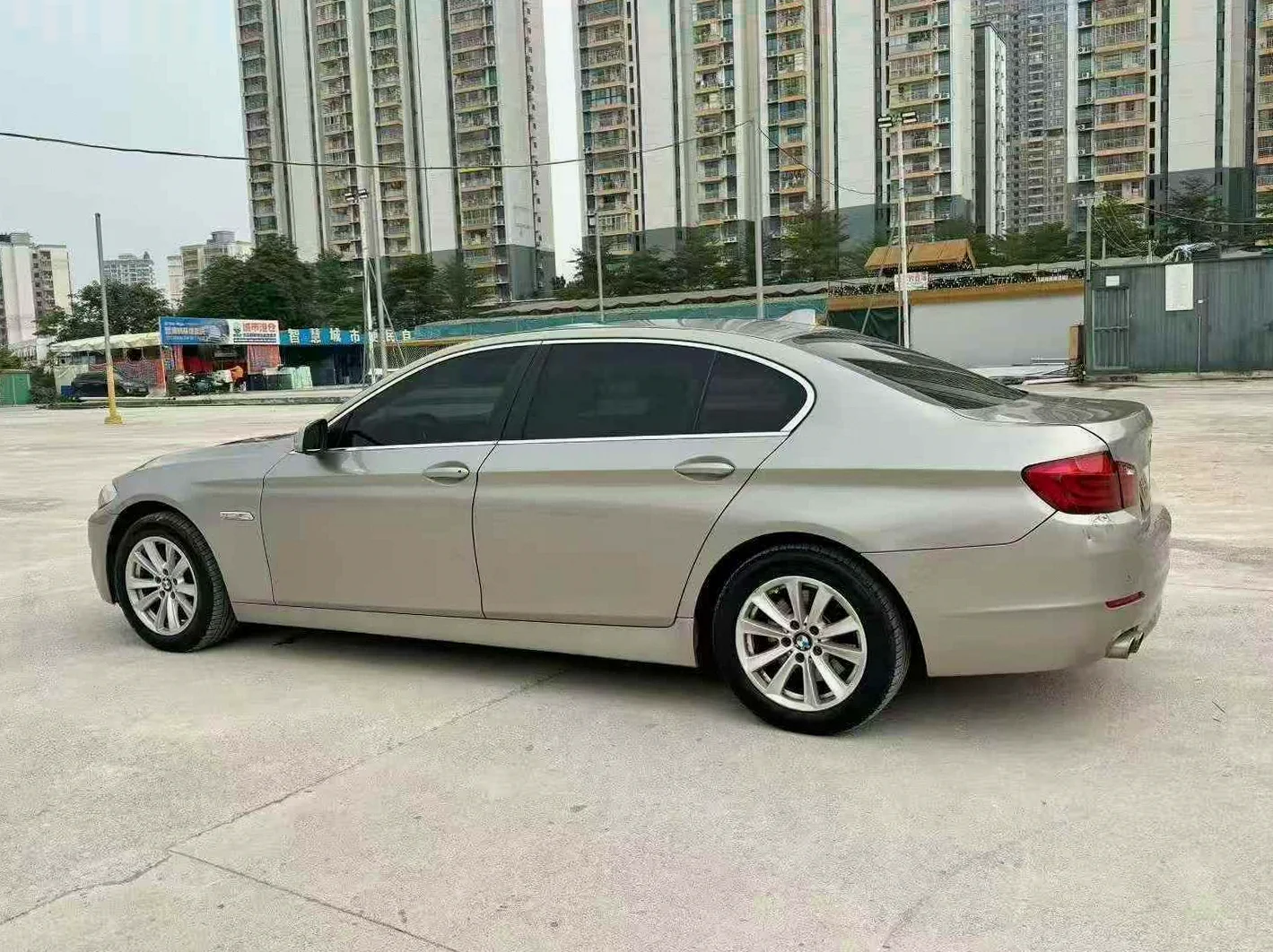 宝马5系 后面外观一