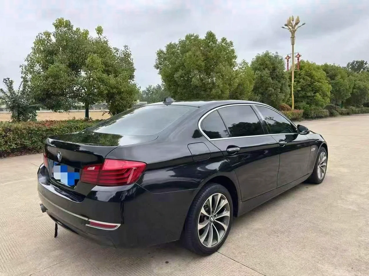 宝马5系 后面外观一
