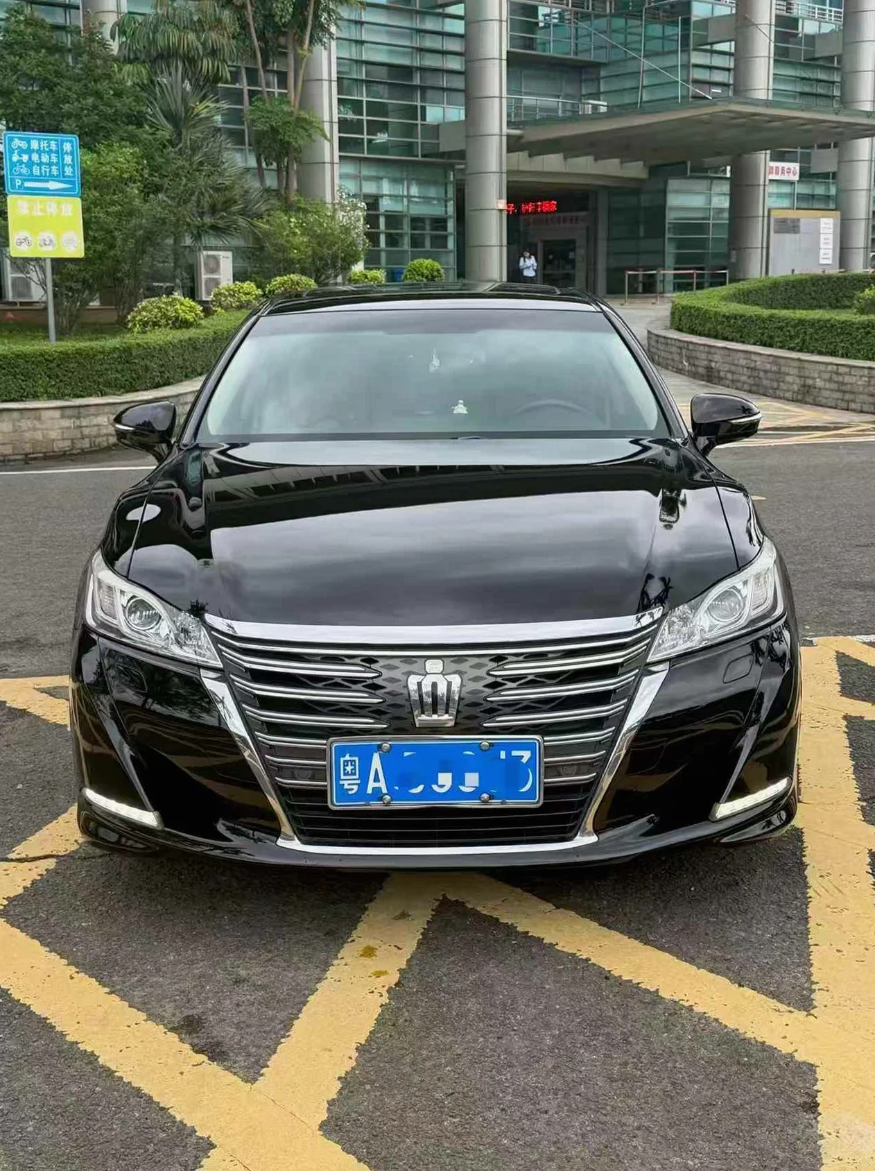 丰田皇冠 正面外观二