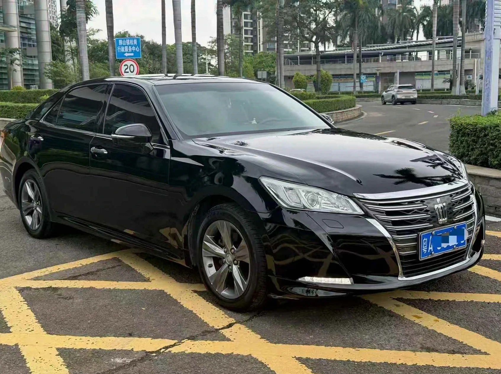 丰田皇冠 正面外观三