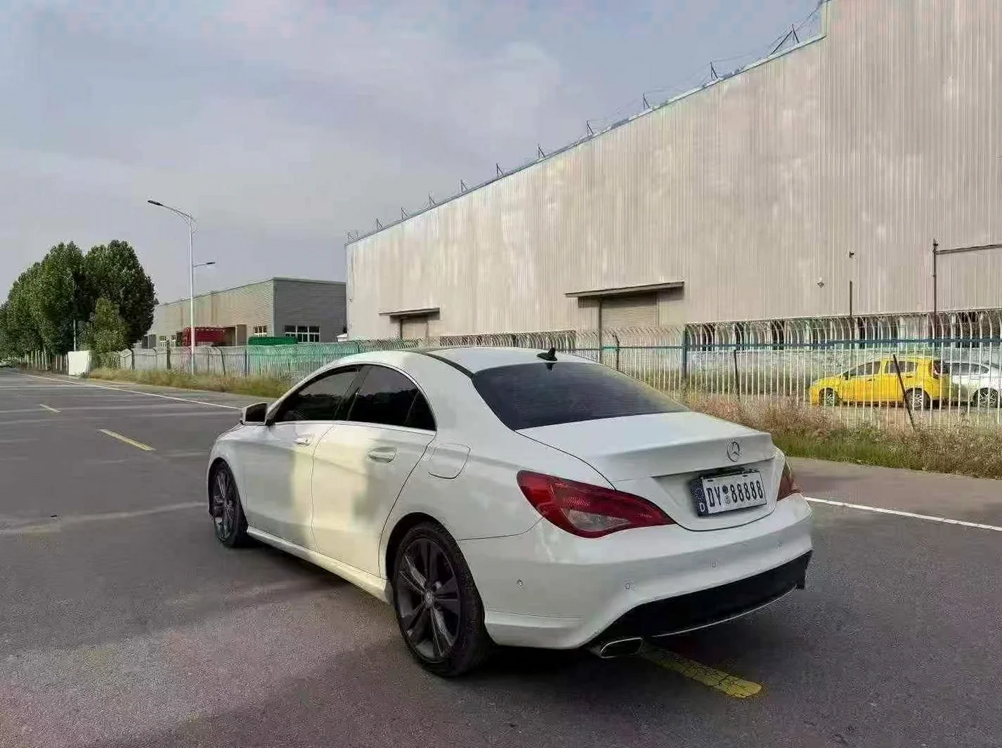 奔驰A 后面外观一