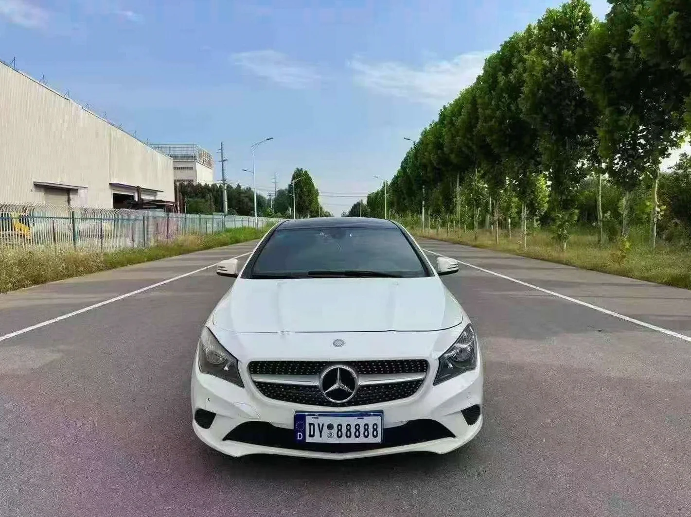 奔驰A 正面外观二