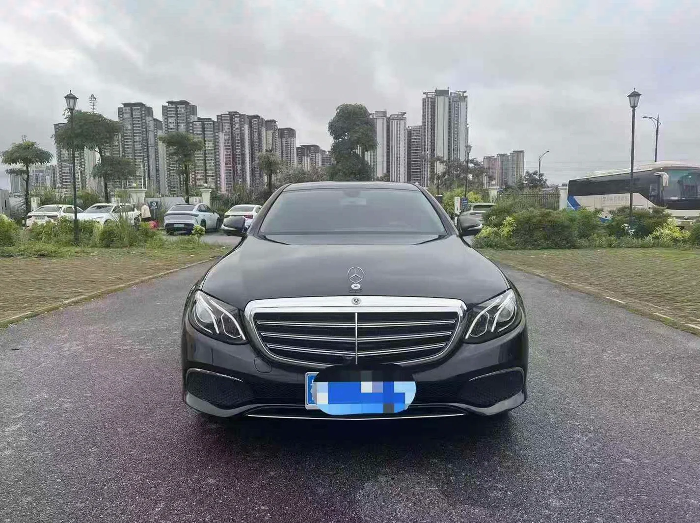奔驰E 正面外观二