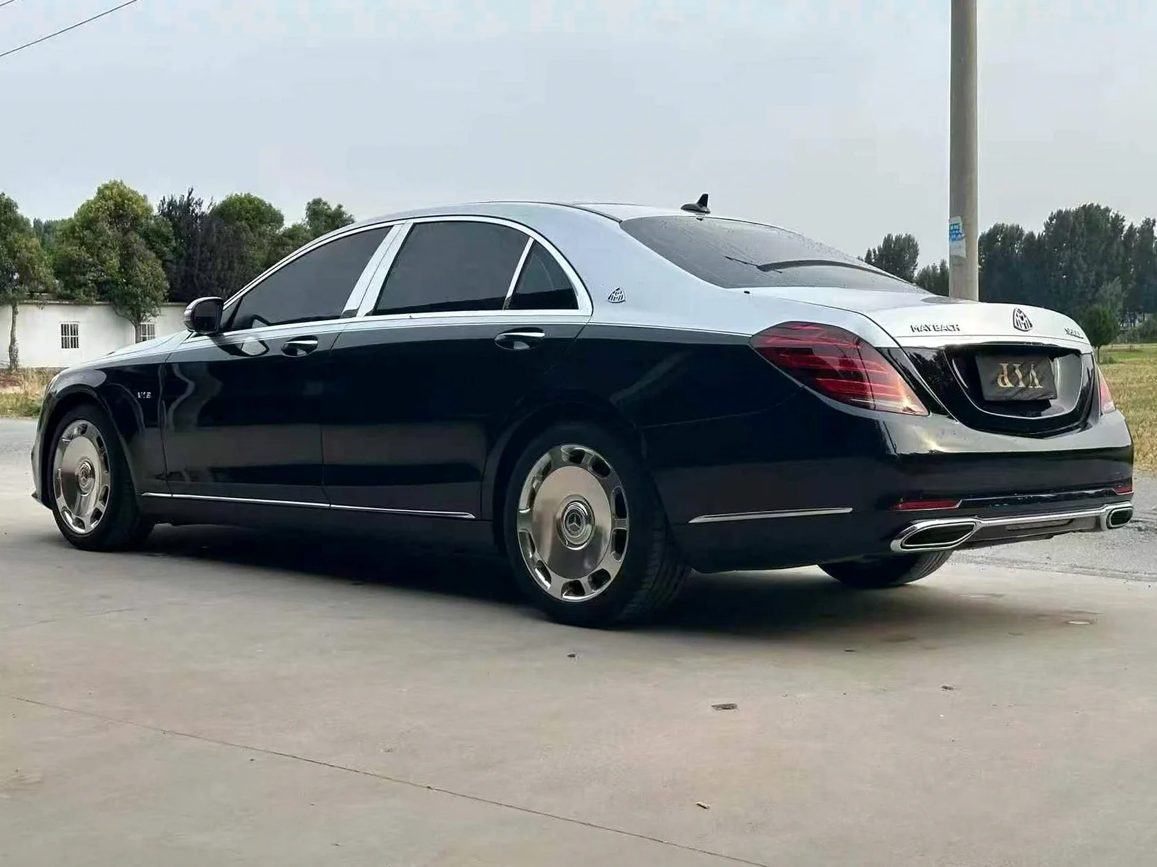 奔驰S 后面外观一