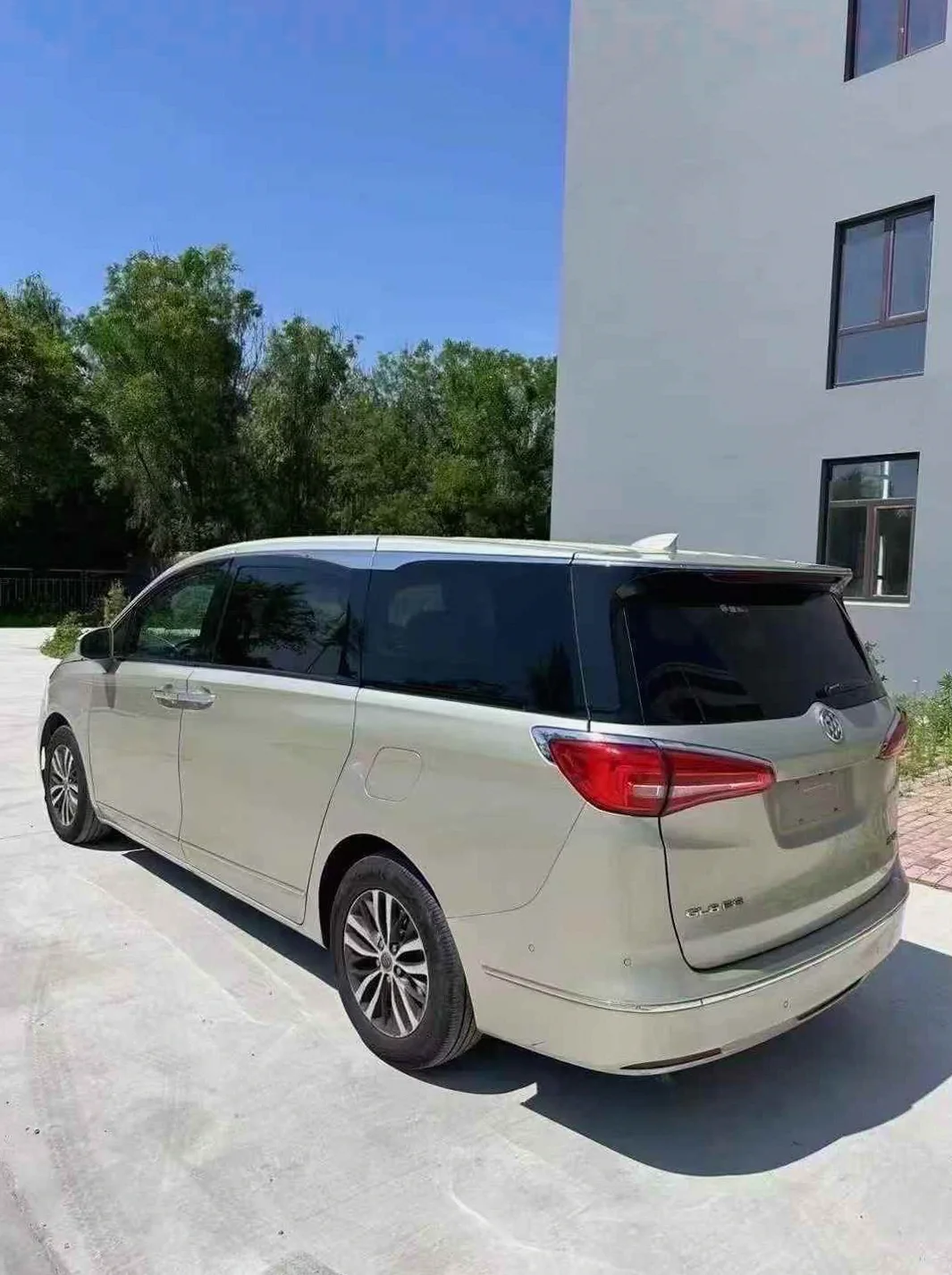 别克GL8 后面外观二