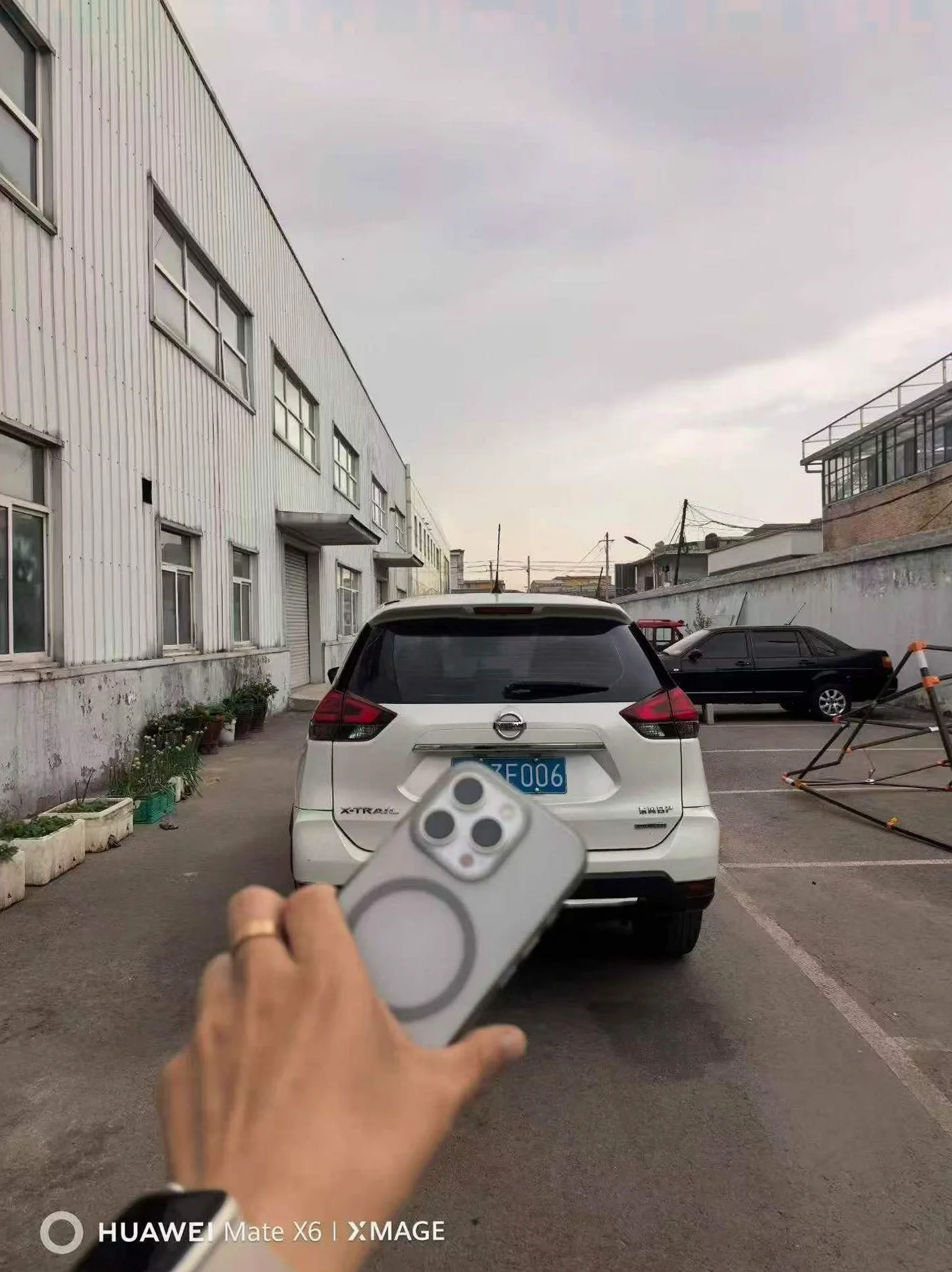 日产奇骏 后面外观一