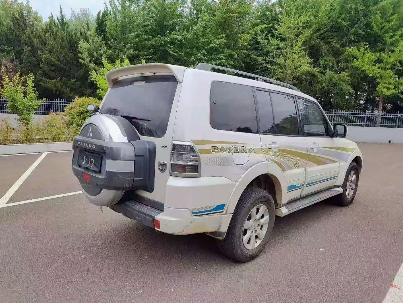 三菱帕杰罗 后面外观一