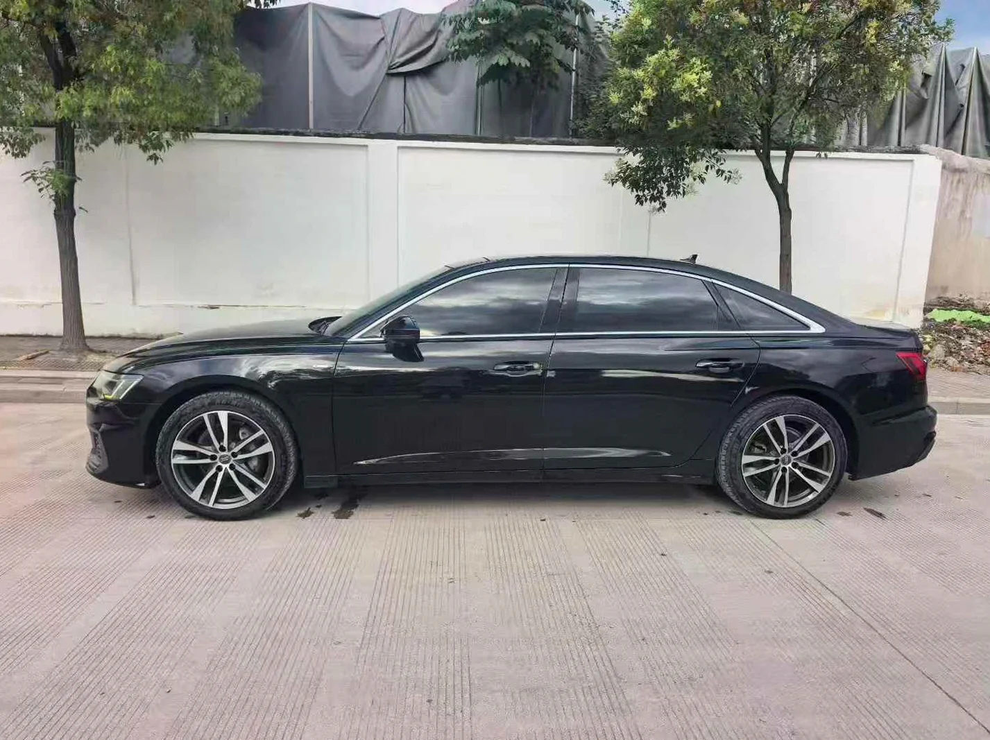 奥迪A6L 后面外观一