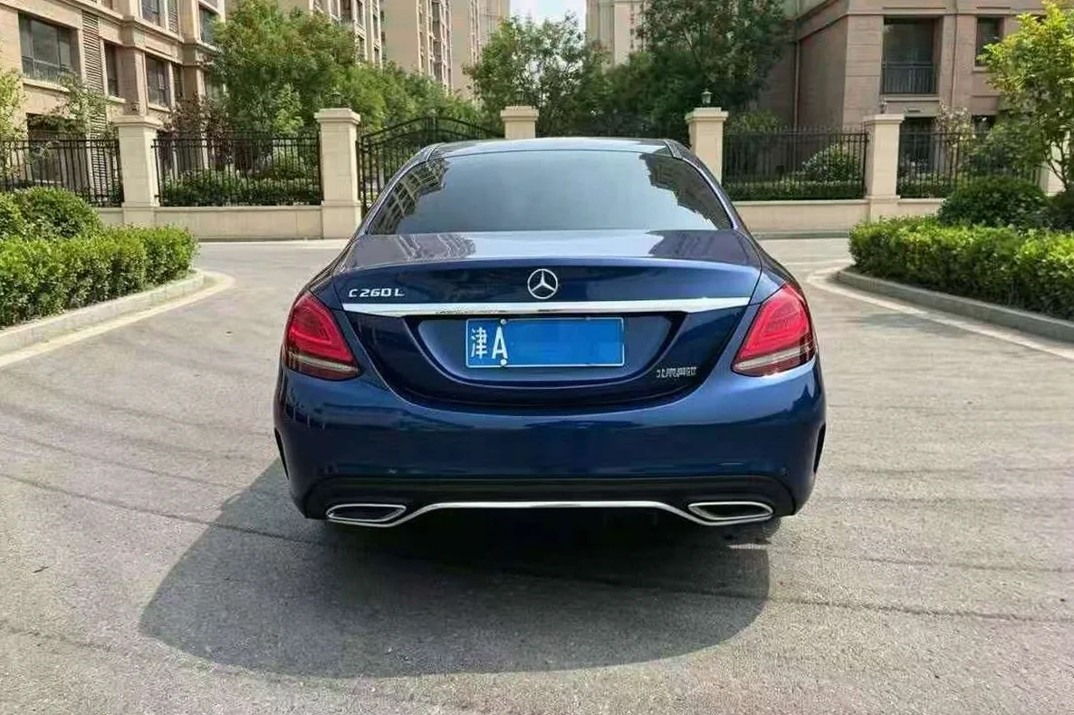 奔驰C 后面外观一