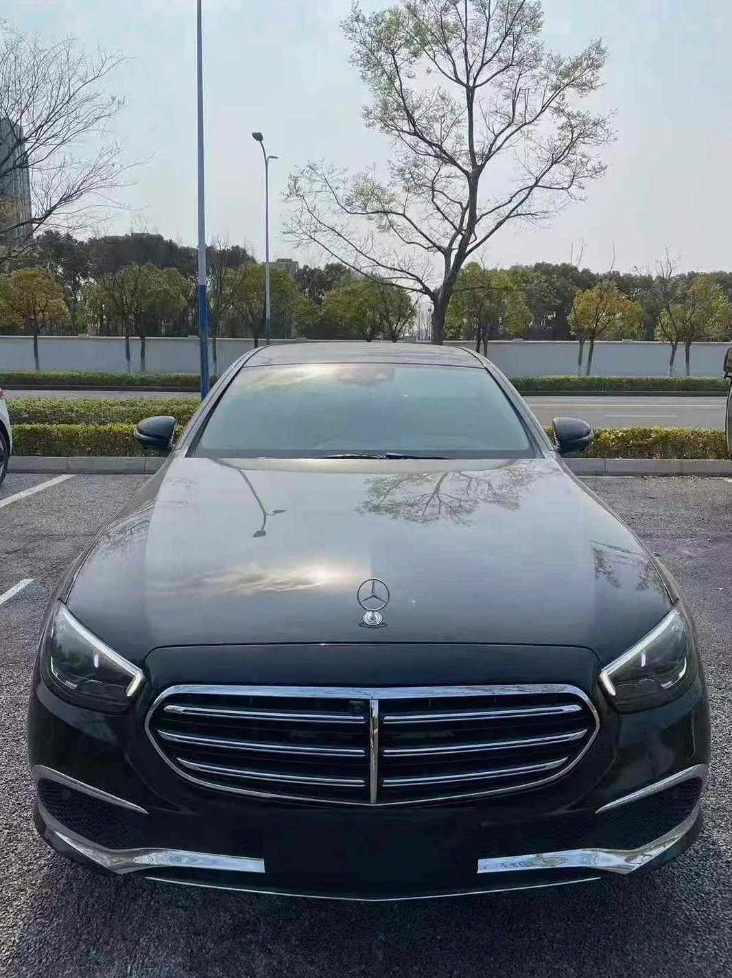 奔驰E 正面外观二