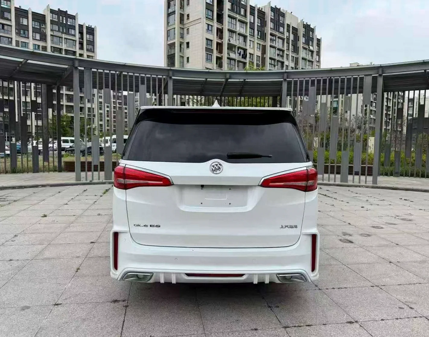 别克GL8 后面外观一