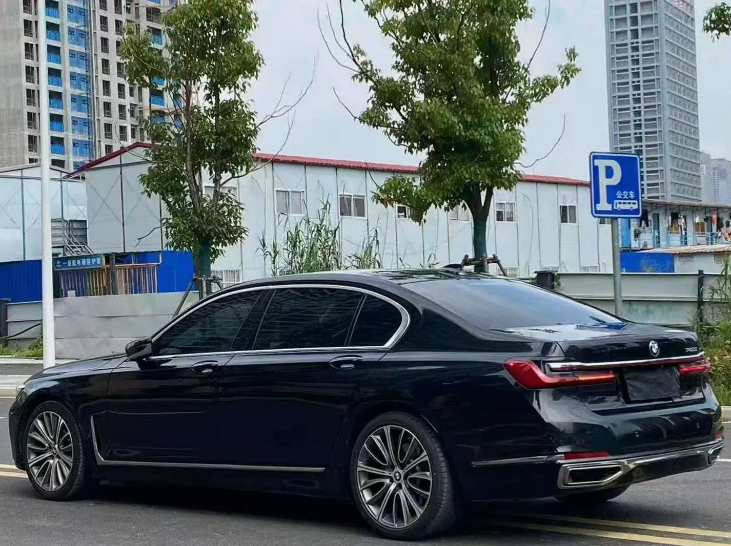 宝马7系 后面外观一