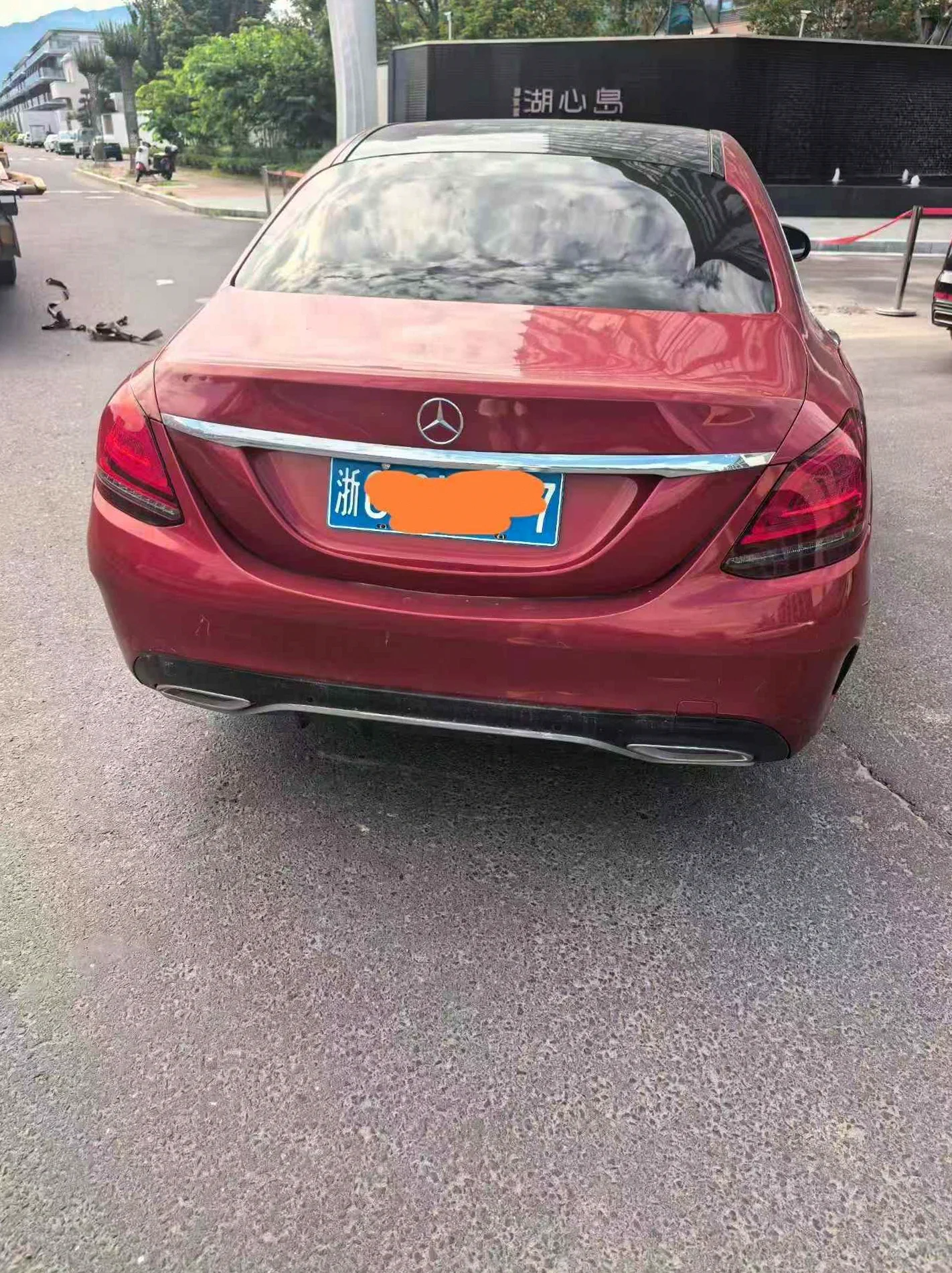 奔驰C 后面外观一