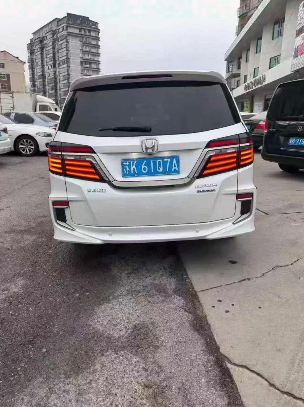 本田艾力绅 后面外观二