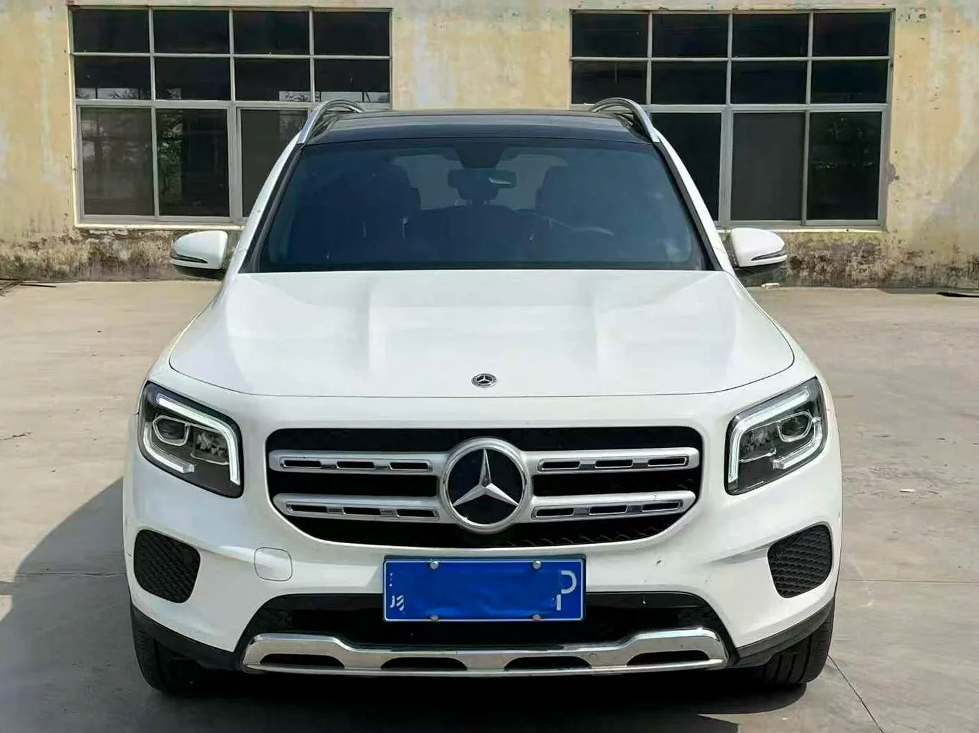 奔驰GLB 正面外观二