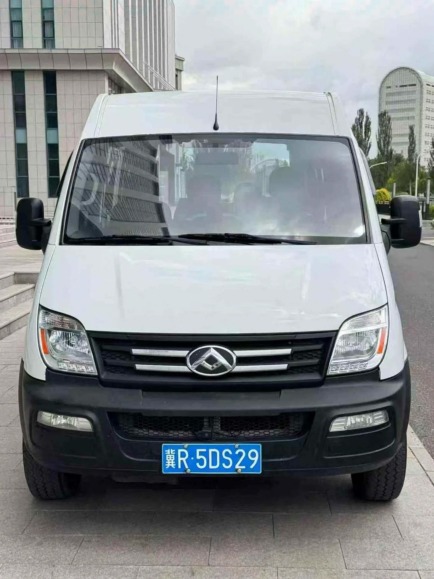 大通V80 正面外观三